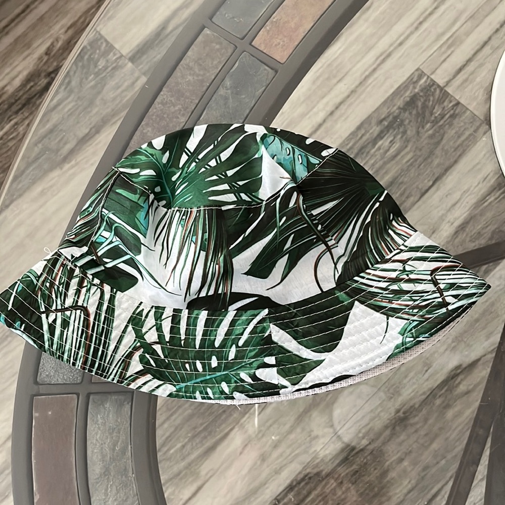 🏝BEACH SUN HAT🏝PALM TREE PATTERN ONE SIZE FITS UP TO 10in HEAD EXCELLENT COND.
